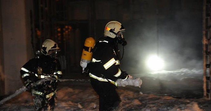 Zasahující hasiči u požáru trafostanice v Šeberově