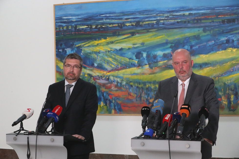 Generální ředitel Státního zemědělského intervenčního fondu Martin Šebestyán (vlevo) a ministr zemědělství Miroslav Toman (ČSSD) na tiskové konferenci k auditu EU (6. 6. 2019)