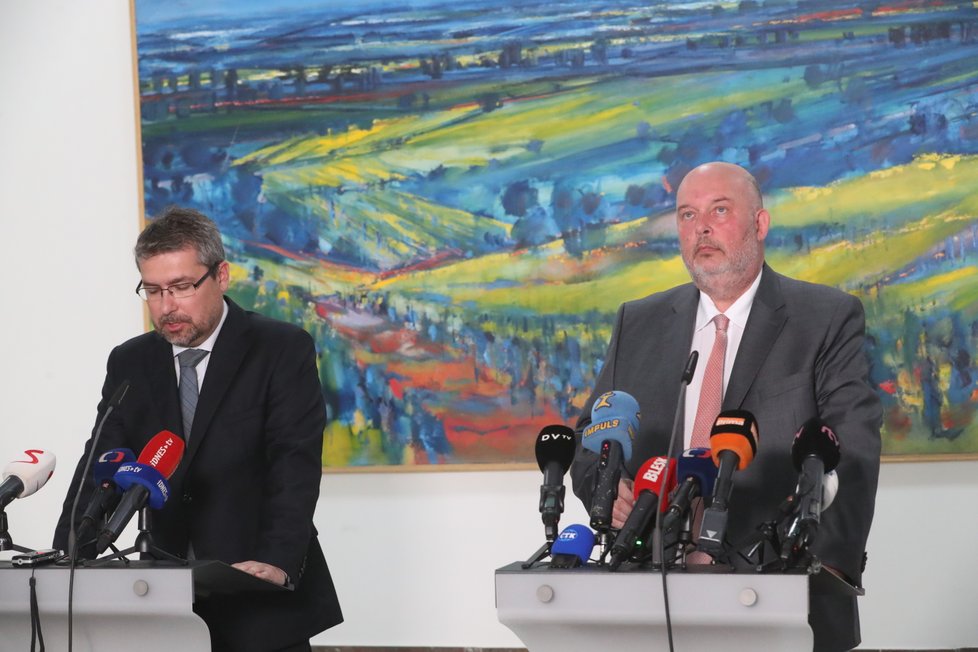 Generální ředitel Státního zemědělského intervenčního fondu Martin Šebestyán (vlevo) a ministr zemědělství Miroslav Toman (ČSSD) na tiskové konferenci k auditu EU (6. 6. 2019)