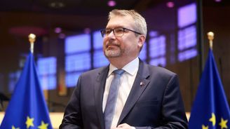 Agrobaroni sobě: Šéf největší mlékárenské firmy šířil poplašné zprávy, dnes chválí ministra Šebestyána Agrobaroni sobě: Šéf největší mlékárenské firmy šířil poplašné zprávy, dnes chválí ministra Šebestyána