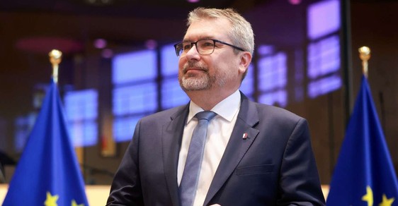 Agrobaroni sobě: Šéf největší mlékárenské firmy šířil poplašné zprávy, dnes chválí ministra Šebestyána Agrobaroni sobě: Šéf největší mlékárenské firmy šířil poplašné zprávy, dnes chválí ministra Šebestyána