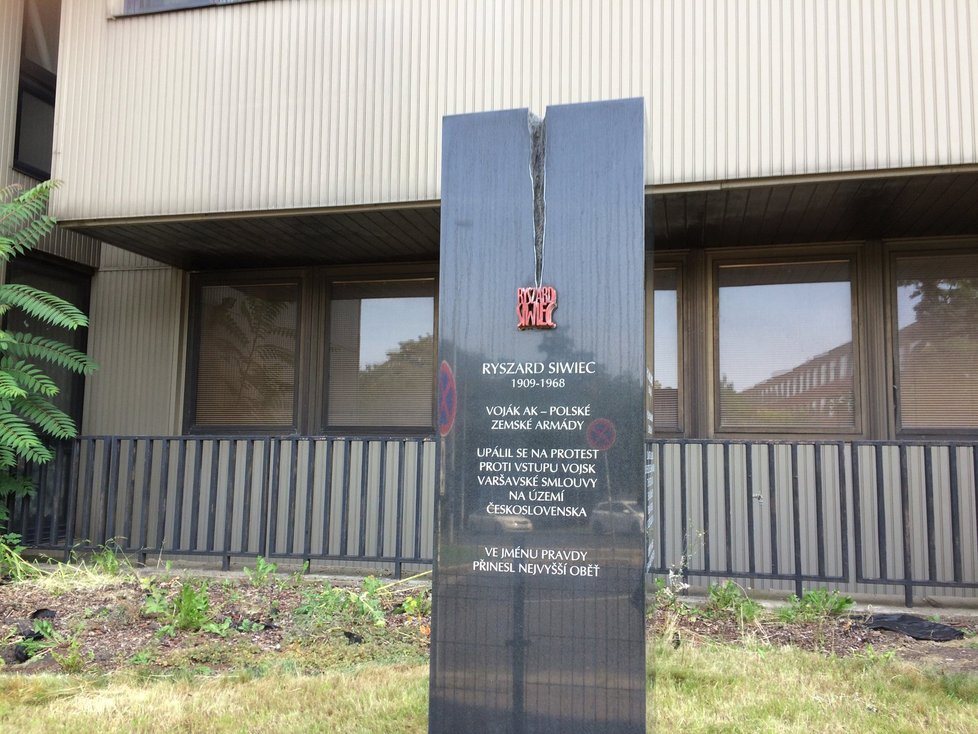 Pomník Ryszarda Siwiece před ÚSTR stojí 7 let.