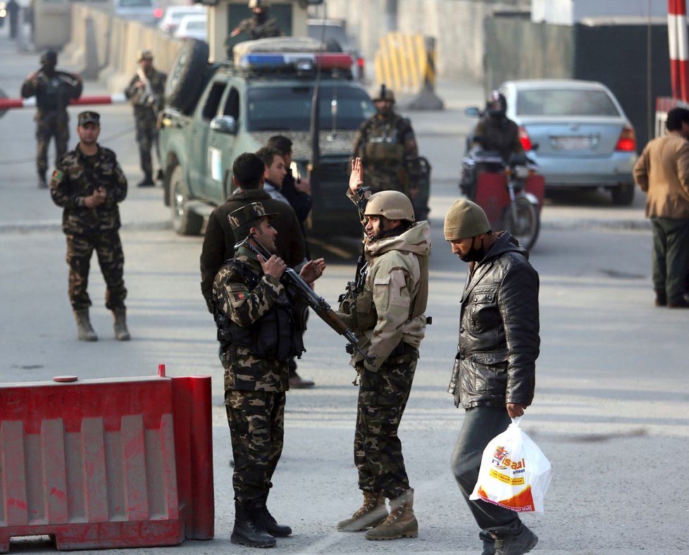 Sebevražedný útočník zabil v Afghánistánu nejméně 10 lidí