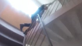 Žena držela sebevraha na balkóně za pásek, na pomoc přispěchali policisté.