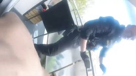 Žena držela sebevraha na balkóně za pásek, na pomoc přispěchali policisté.