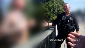 Drama na mostě: Rozvážní strážníci rozmluvili Brňanovi sebevražedný skok   