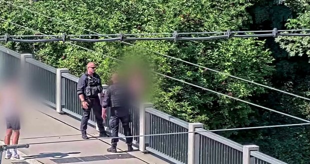 Notnou dávku rozvahy a trpělivosti prokázali brněnští strážníci. Muže, který chtěl skočit z mostu, nakonec přesvědčili, aby od nerozvážného činu upustil.
