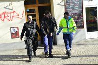 VIDEO: Muž v Holešovicích vyhrožoval sebevraždou. Policisté mu skok z okna rozmluvili