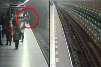 Strážník v pražském metru na poslední chvíli chytil sebevraha