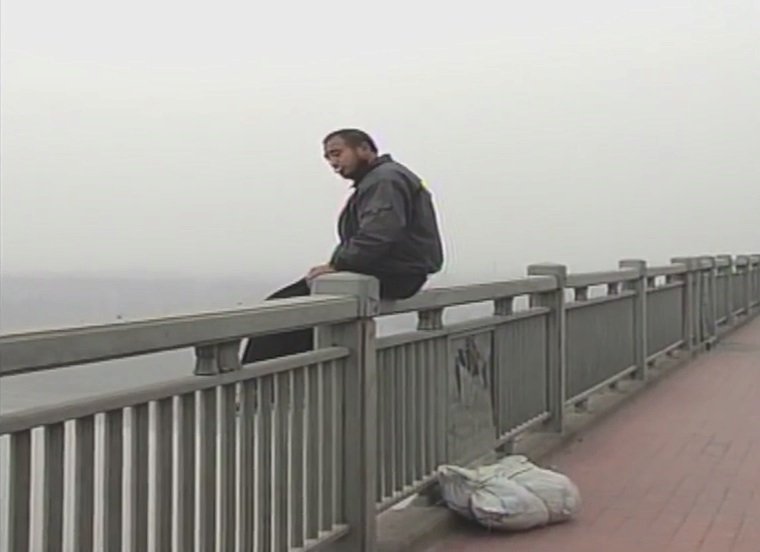 Záběry z dokumentu Angel of Nanjing o dobrovolníkovi, který zachraňuje sebevrahy.