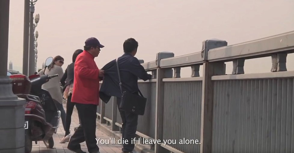 Záběry z dokumentu Angel of Nanjing o dobrovolníkovi, který zachraňuje sebevrahy.