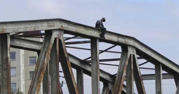 Mladý muž (28) chtěl skokem z mostu do Svitavy vyřešit své životní problémy. Strážník mu sebevraždu rozmluvil.
