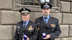 Plzeňští strážníci Jan Lang (vlevo) a Martin Machulda s oceněním za záchranu života.
