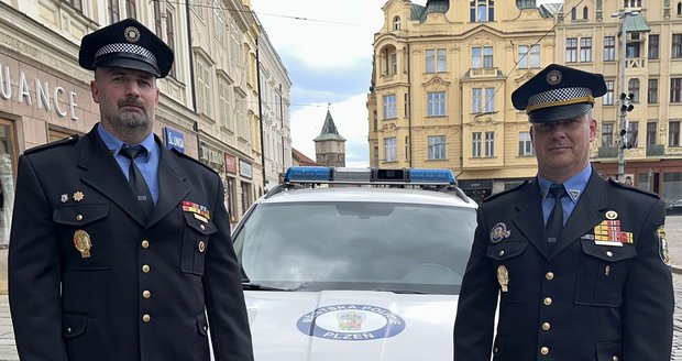 Plzeňští strážníci Jan Lang (vpravo) a Martin Machulda zachránili život muže, který se pokusil spáchat sebevraždu.