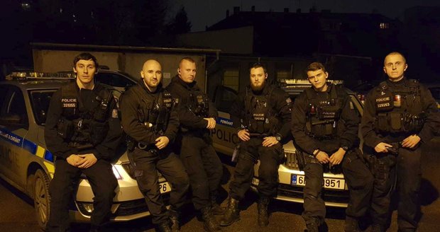 Plzeňští policisté zachránili sebevraha před skokem pod vlak.