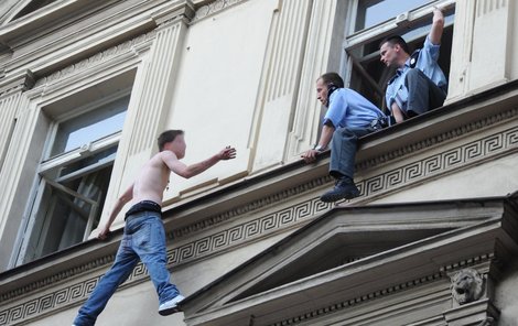 Skok nakonec policisté mladíkovi rozmluvili.