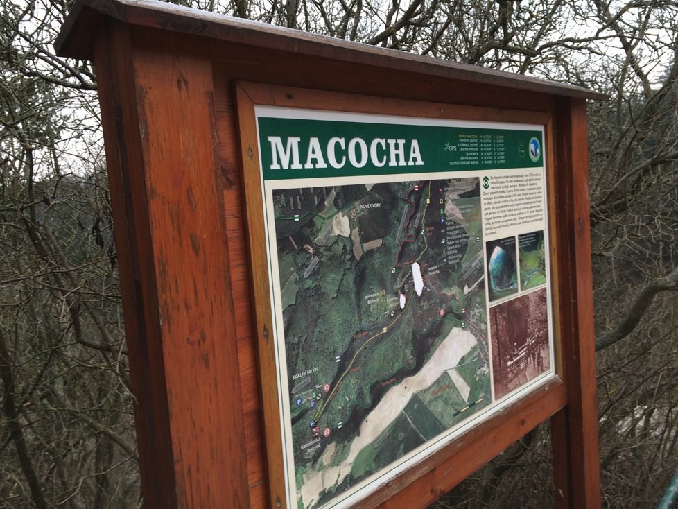 Propast Macocha je oblíbenou turistickou atrakcí.