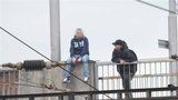 VIDEO: Muž (44) chtěl skočit z Karlova mostu. K zoufalému činu ho dovedla tíživá situace
