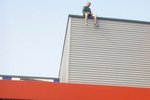 Muž vylezl na střechu supermarketu v Českém Těšíně a chtěl spáchat sebevraždu