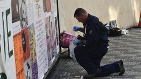 Policista zkoumá smyčku, na které se chtěl sebevrah oběsit.