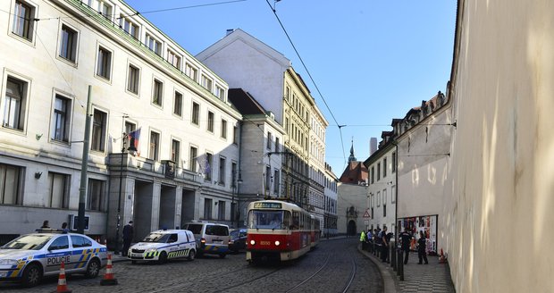 Muž se chtěl oběsit naproti ministerstvu financí.