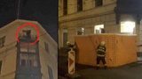 Noční Brno vzhůru nohama: Sebevrah na rušné ulici vyhrožoval skokem z balkonu a zastavil dopravu