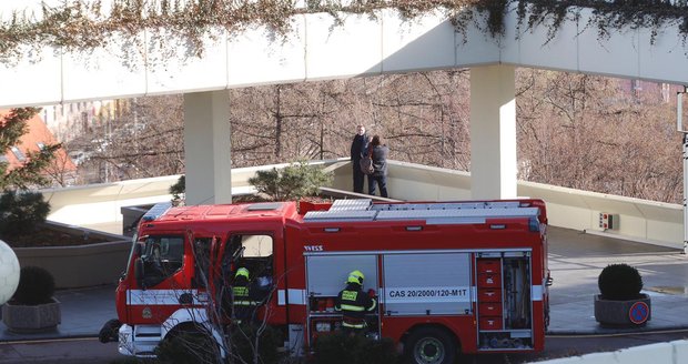 Cizinec hrozil, že spáchá sebevraždu skokem z hotelu Corinthia.