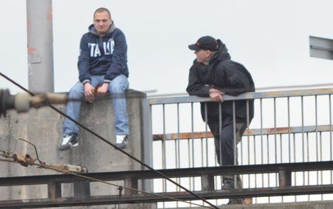 OLOMOUC, HL. NÁDRAŽÍ, ÚTERÝ  11.02  Mladík sedí na zábradlí mostu, přiblížil se k němu psycholog.