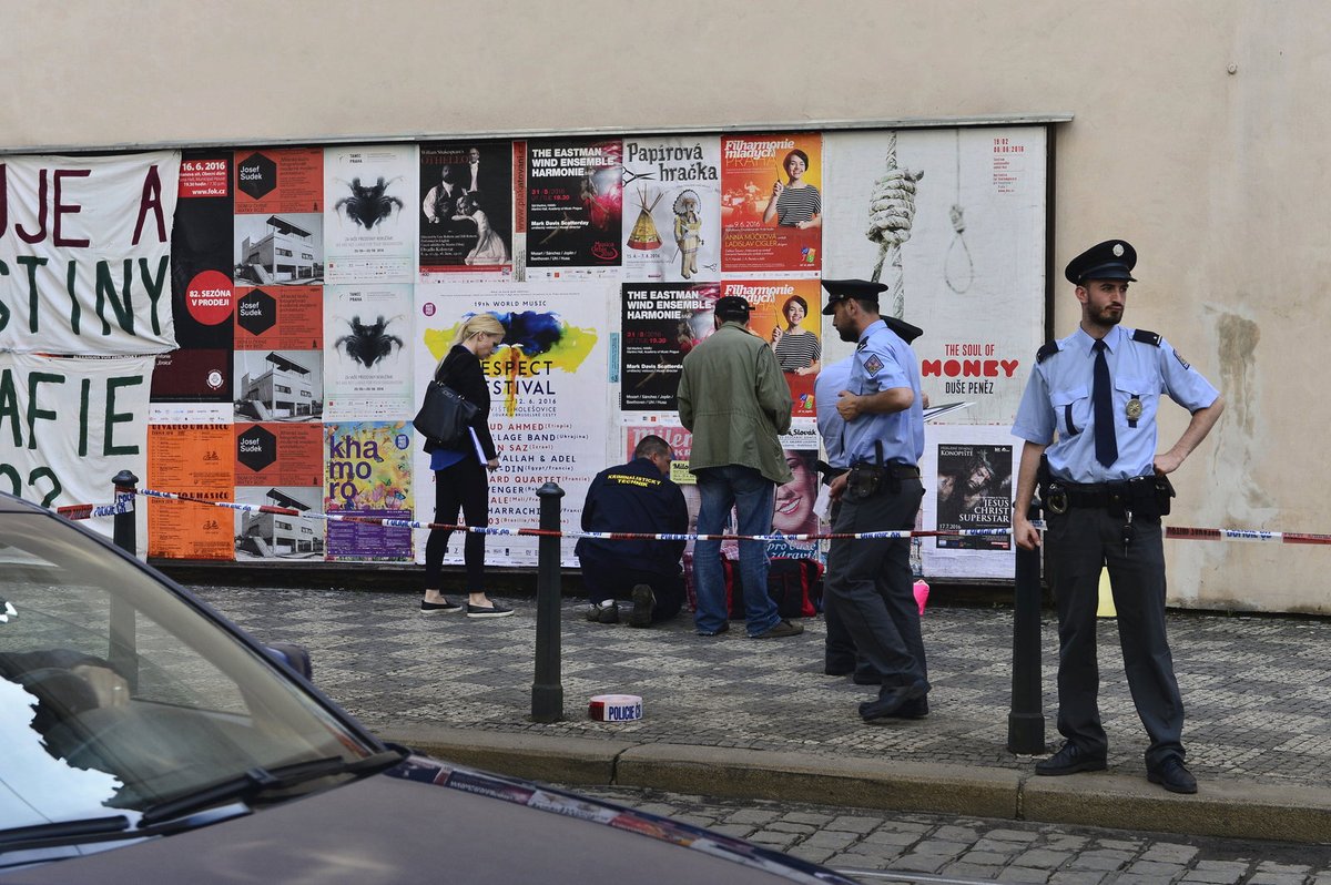 Policisté zajišťují stopy.