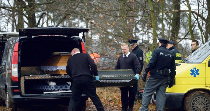 Mrtví byli nalezeni ve Škodě Felicii na polní cestě nedaleko Prahy