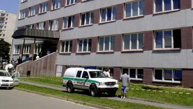 Ilustrační foto - dívka se zřejmě pokusila o sebevraždu skokem z 6. patra na pražské Lhotce, byla převezena do nemocnice s těžkými zraněními