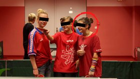S kamarádkami se Terezka reprezentovala školu ve stolním tenise (na fotce v červeném kroužku)