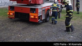 Žena se chystala skočit mezi auta z teras portálu tunelu Mrázovka na Smíchově...