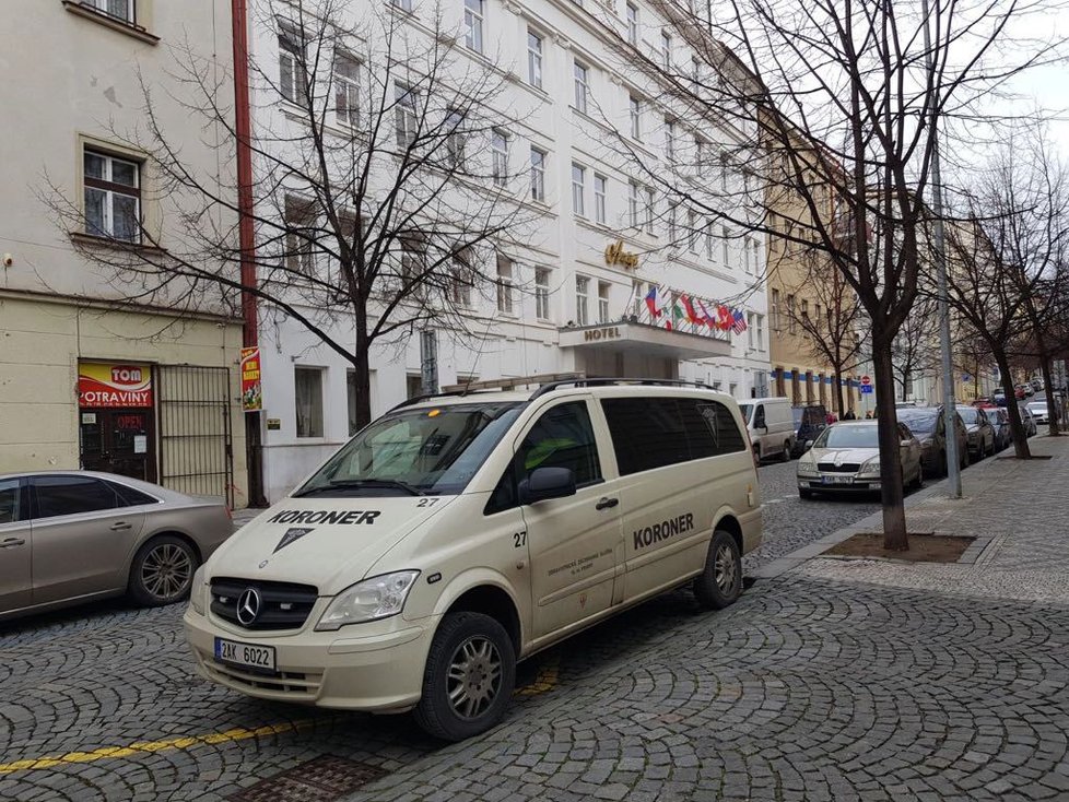 V hotelu v Praze 2 ležel mrtvý muž. Pravděpodobně se zasebevraždil.