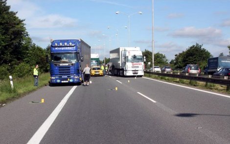 Díky duchapřítomnosti řidičů obou kamionů má neúspěšný sebevrah druhou šanci na život. Doprava na D1 u Brna se však na víc než dvě hodiny zastavila.