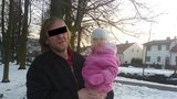 Koupal dceru, obvinili ho z pedofilie! Zoufalý táta se pak oběsil