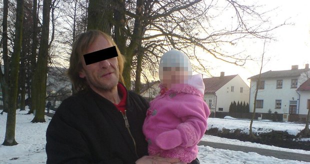 Koupal dceru, obvinili ho z pedofilie! Zoufalý táta se pak oběsil