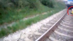 Vlak zastavil těsně před sebevražedkyní