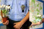 Policista Milan Krch dostal za záchranu života květinu.