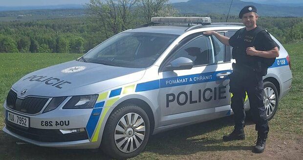 Policista neváhal a okamžitě začal ženu zachraňovat.