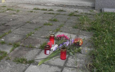 Na místě tragédie se objevily svíčky a květiny.