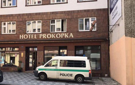 Do hotelu zamířili policisté a koroner.