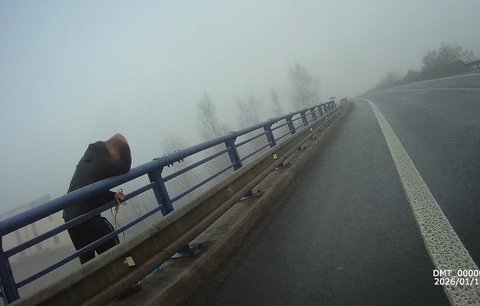 Nešťastník na mostě v Opavě měl už oprátku v ruce: Skok odvrátil strážník