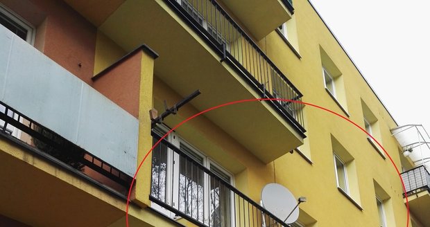 Z tohoto balkonu ve druhém patře skočil mladý muž se smyčkou na krku. Svědkyně ho ihned odstřihla.
