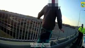 Muž chtěl v Ostravě skočit z dálničního mostu. Strážníci mu to rozmluvili.