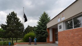 U školy, kam chodil chlapec, vlaje černá vlajka