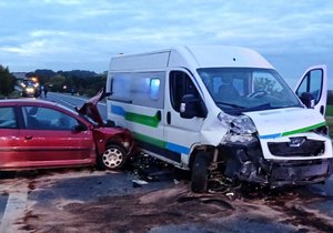 Podle policie chtěla matka (26) zabít sebe i svou dcerku (8). Na Plzeňsku úmyslně čelně narazila autem do protijedoucí dodávky. Obě utrpěly zranění.
