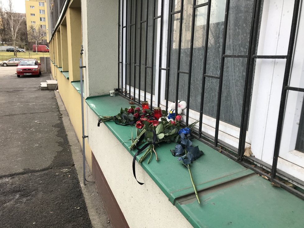 Dívka zemřela po pádu z 12. patra koleje Kajetánka v Praze 6.