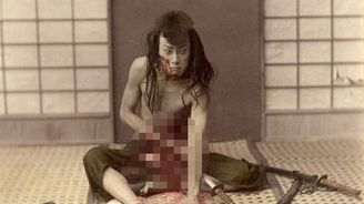 Rituální sebevražda: Fascinující snímky samuraje, který si sám vezme život