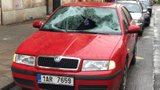 Žena (31) »vyskočila« v Nuselské ulici z okna: Dopadla na zaparkovaný automobil